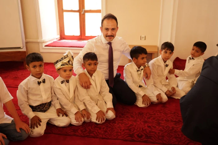 Aydın’da Gelenek Yaşatıldı: Vakıflardan 52 Çocuğa Sünnet Şöleni