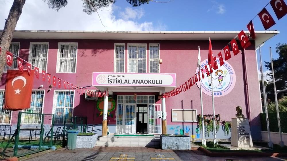 Efeler&rsquo;de ikinci d&ouml;nem "Bayrak Sevgisi" dersiyle başlayacak
