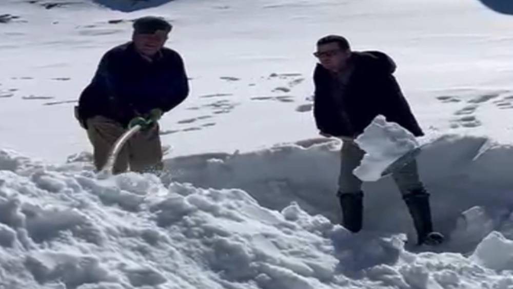 Dondurucu zirvede toplanan kar, yazın serinleten lezzete d&ouml;n&uuml;ş&uuml;yor
