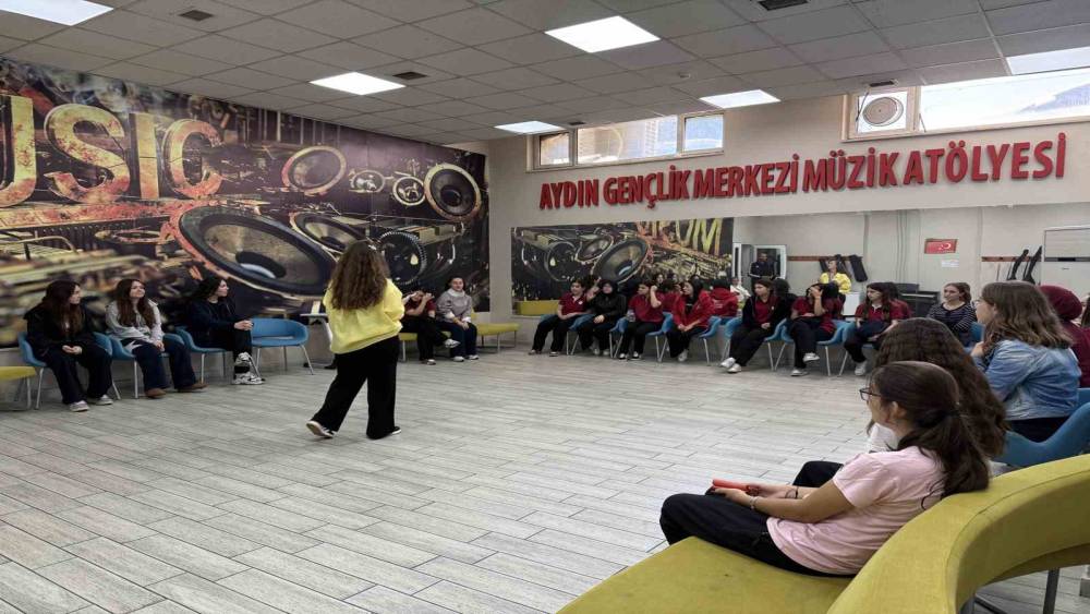 Liseli gen&ccedil;ler, Aydın Gen&ccedil;lik Merkezi&rsquo;ni keşfetti
