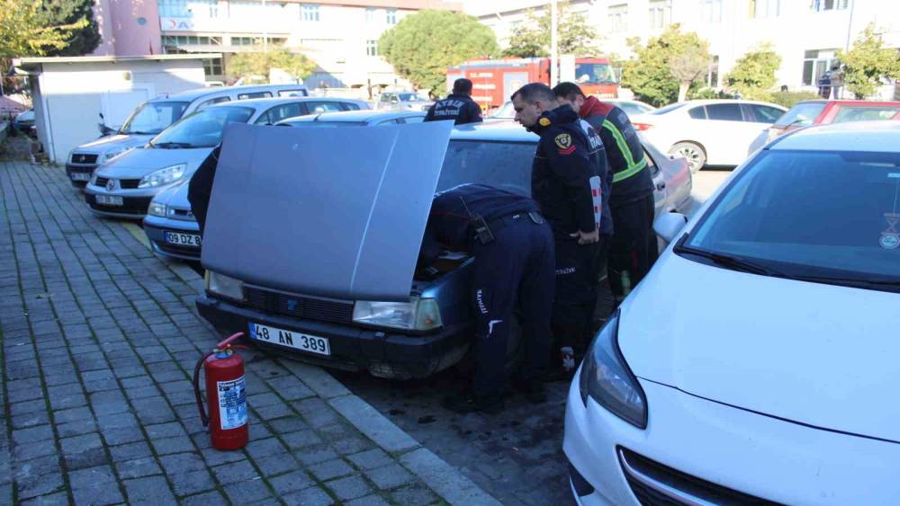 S&uuml;r&uuml;c&uuml;n&uuml;n hızlı m&uuml;dahalesi aracı yanmaktan kurtardı
