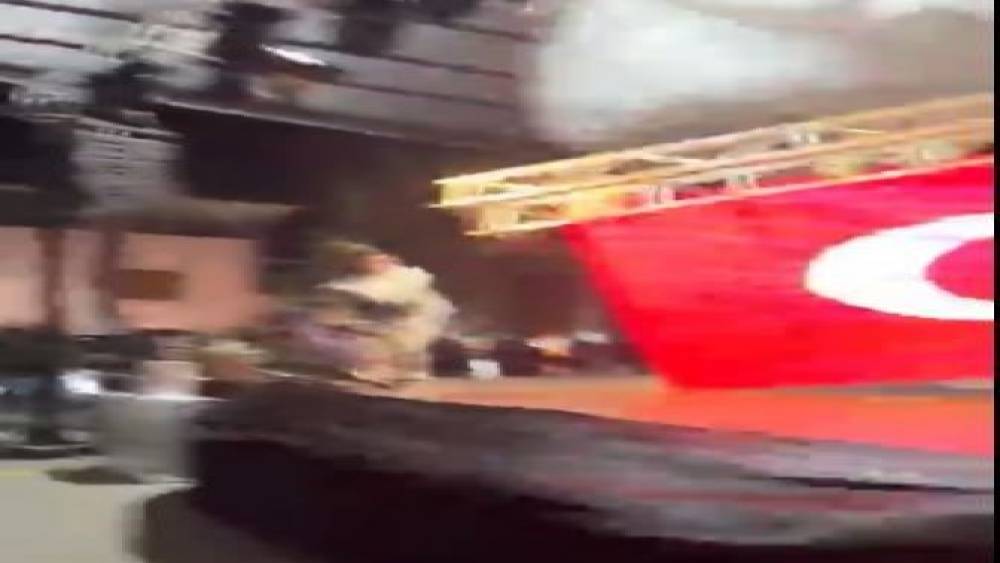 Zeybek oynamak i&ccedil;in sahneye &ccedil;ıkan belediye başkanı saniyelerle kurtuldu... Sahnenin &ccedil;&ouml;kme anı kamerada
