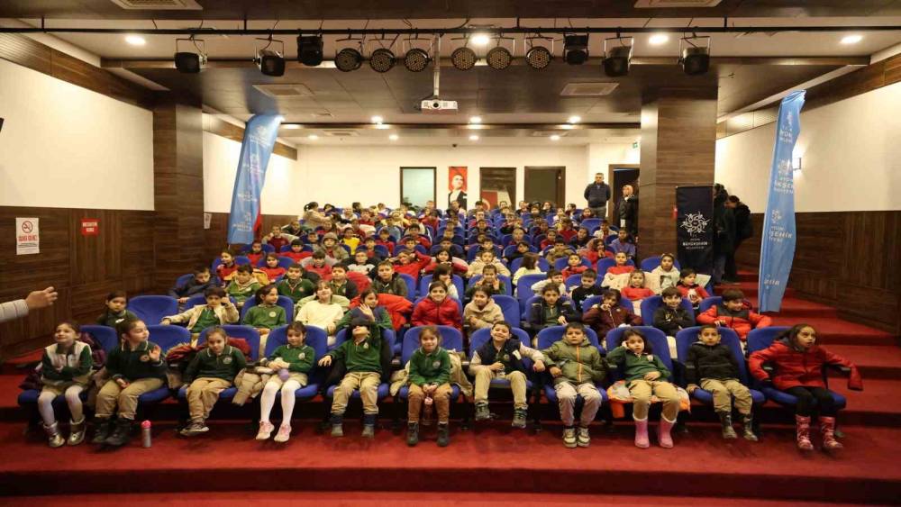 Başkan &Ccedil;er&ccedil;ioğlu Ko&ccedil;arlı&rsquo;da minikleri tiyatro ile buluşturdu
