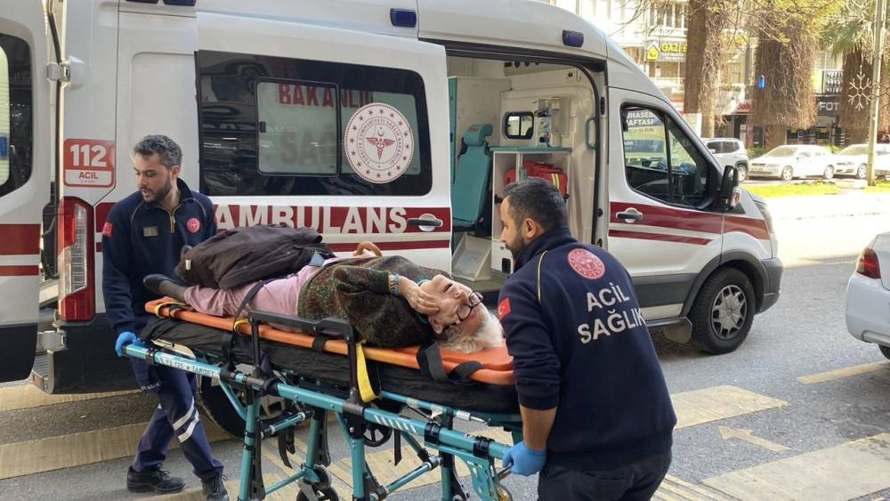 Evde d&uuml;şerek yaralanan yaşlı kadının imdadına ekipler yetişti
