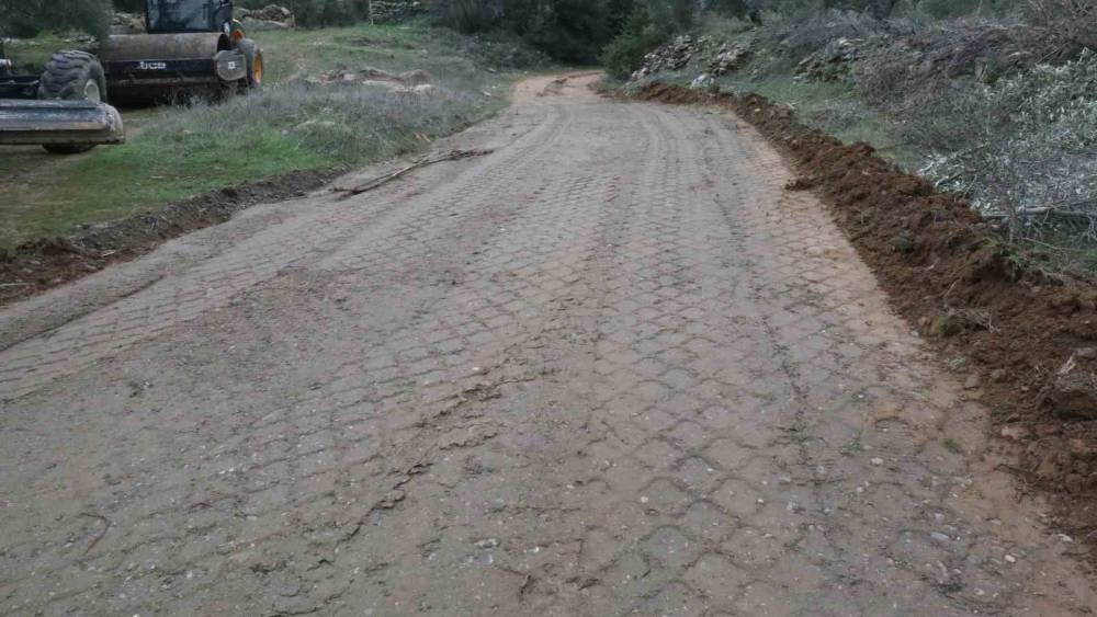 Kavaklı Mahallesi&rsquo;ndeki bah&ccedil;e yolu yenilendi
