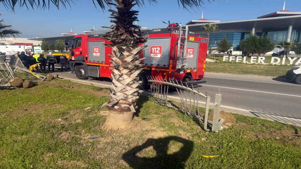 Taksi bariyerlere &ccedil;arpıp takla attı: 2 yaralı