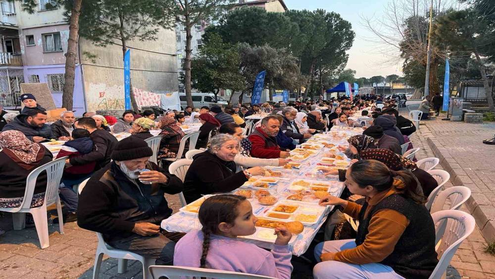 Aydınlı vatandaşlar B&uuml;y&uuml;kşehir&rsquo;in iftar sofrasında buluştu