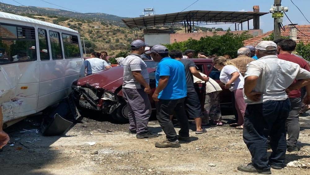 Bozdoğan&rsquo;da iş&ccedil;i servisi ile otomobil &ccedil;arpıştı:3 yaralı
