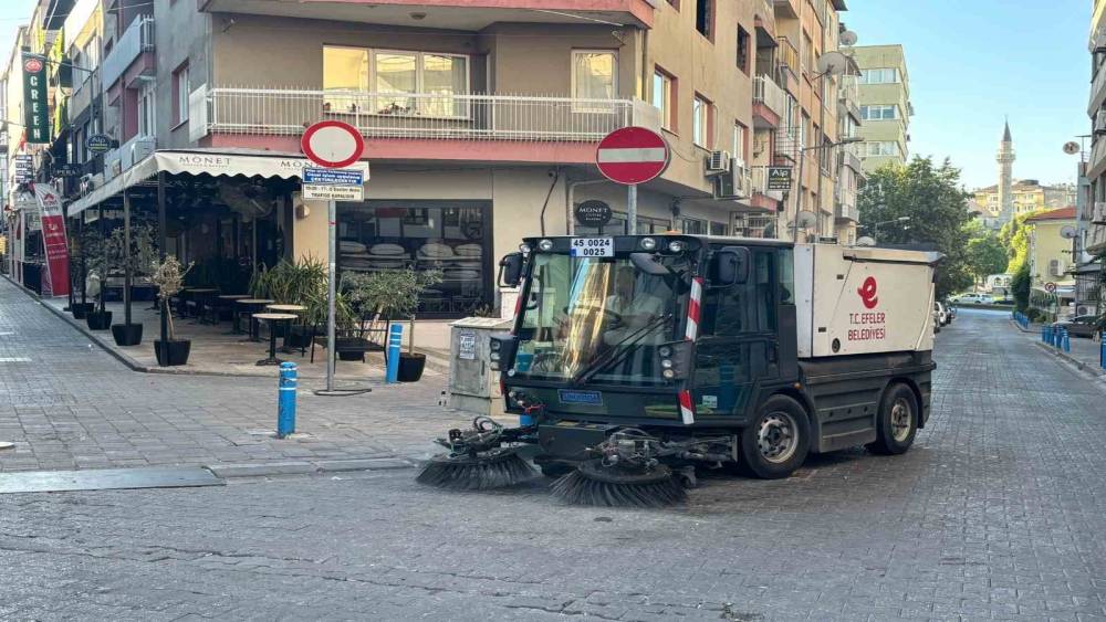 Efeler Belediyesi ekipleri temizlik &ccedil;alışmalarını s&uuml;rd&uuml;r&uuml;yor
