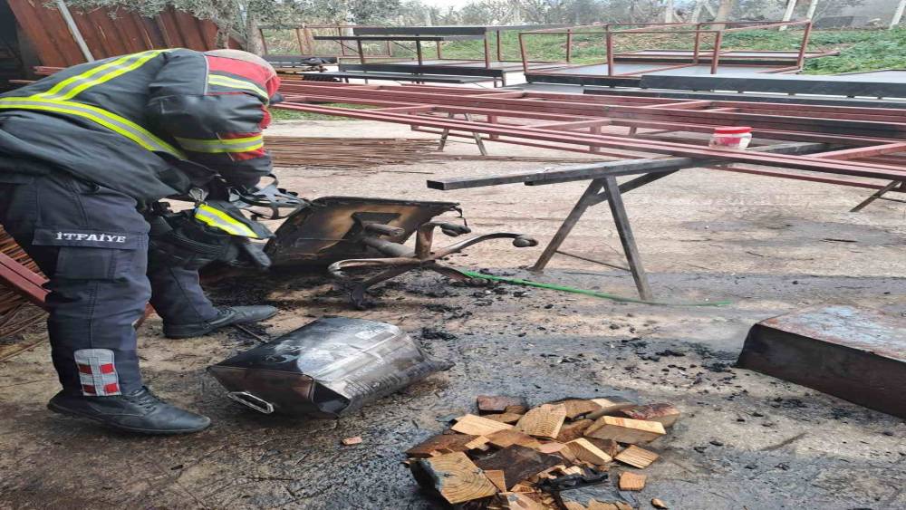 Isınmak i&ccedil;in kovaya atılan tiner patladı, itfaiyenin hızlı m&uuml;dahalesi faciayı &ouml;nledi