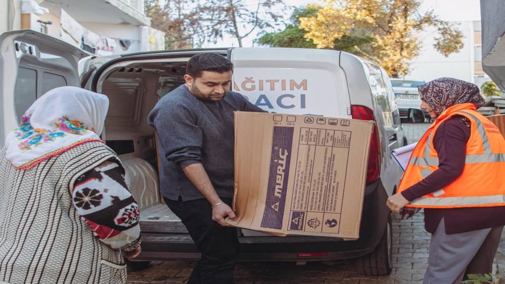 Kuşadası Belediyesi&rsquo;nin soba yardımı başladı