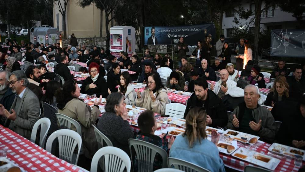 Kuşadası&rsquo;nda Ramazan ayının bereketi paylaştık&ccedil;a &ccedil;oğalıyor
