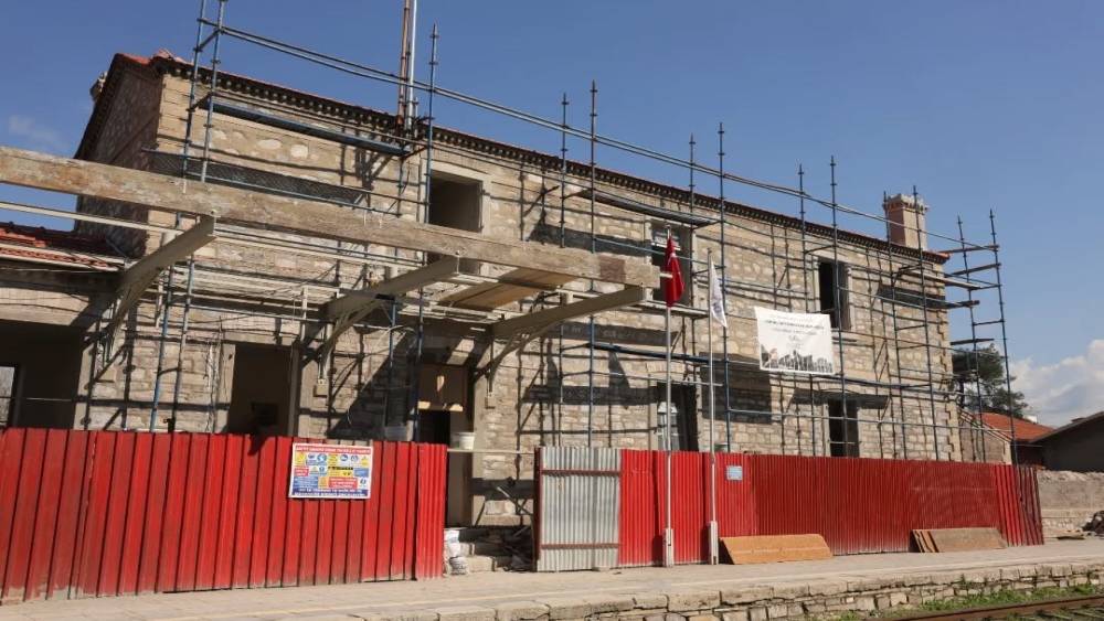 İncirliova&rsquo;daki tarihi istasyon binası aslına uygun restorasyonla yenileniyor
