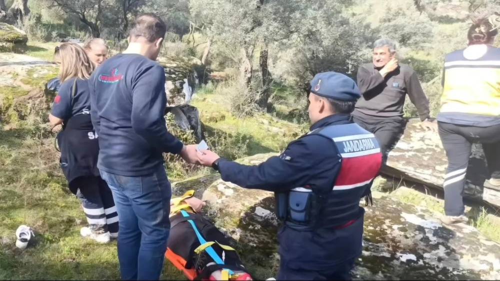 Kayalıktan d&uuml;şen kadın ekiplerin &ccedil;alışması ile kurtarıldı
