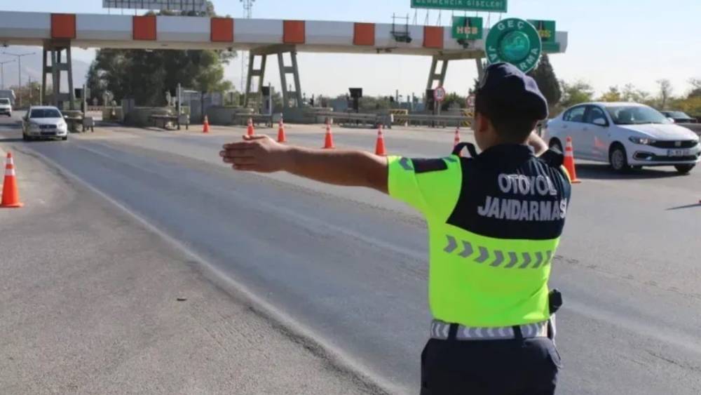 Aydın’da otoyol trafik jandarması denetimlerini sürdürüyor
