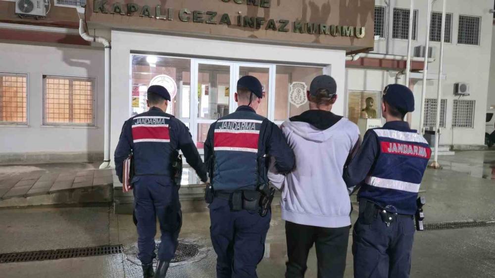 Jandarma şüphesinde haklı çıktı, aranan şahıs yakayı ele verdi
