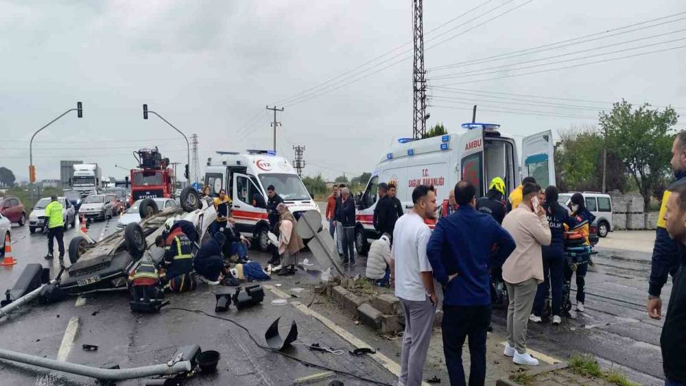 Takla atan otomobil ters d&ouml;nd&uuml;: 2&rsquo;si &ccedil;ocuk 5 yaralı
