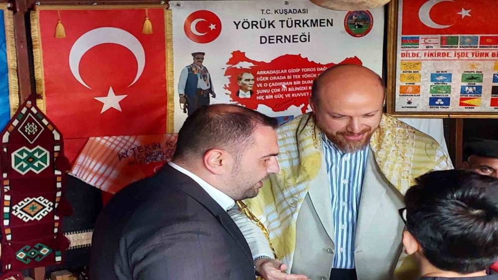 Fenerbah&ccedil;e taraftarı Bilal Erdoğan&rsquo;a Aydın&rsquo;da madalyalı sarı kanarya s&uuml;rprizi
