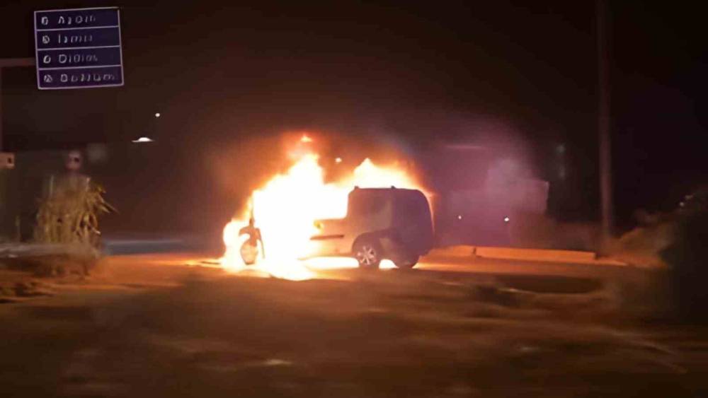AĞAÇLI KAVŞAĞINDA OTOMOBİL KÜLE DÖNDÜ