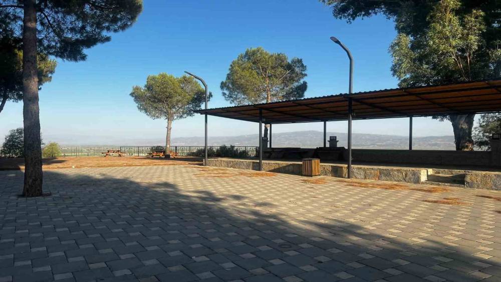 Mahalle muhtarı mesire alanındaki çöplere isyan etti
