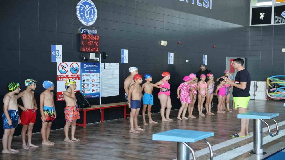 Aydınlı Minikler Büyükşehir Belediyesi ile yüzmeyi öğreniyor