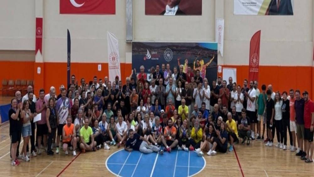 BADMİNTON VETERANLAR TÜRKİYE ŞAMPİYONASI KUŞADASI’NDA TAMAMLANDI