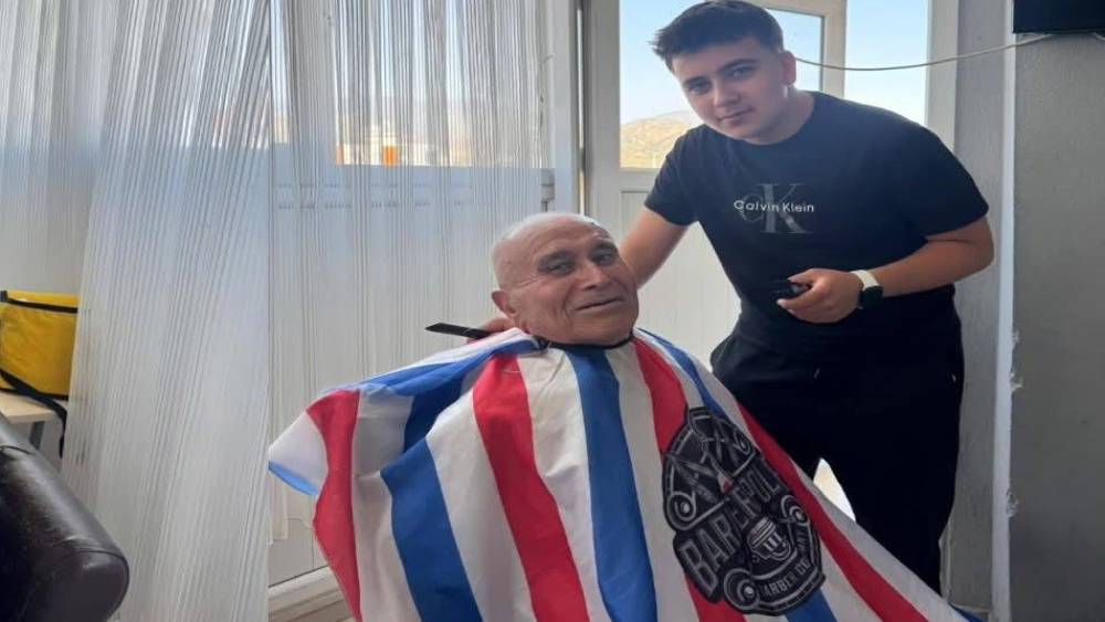 Liseli gençler, yaşlı çınarların saç bakımlarını yaptı
