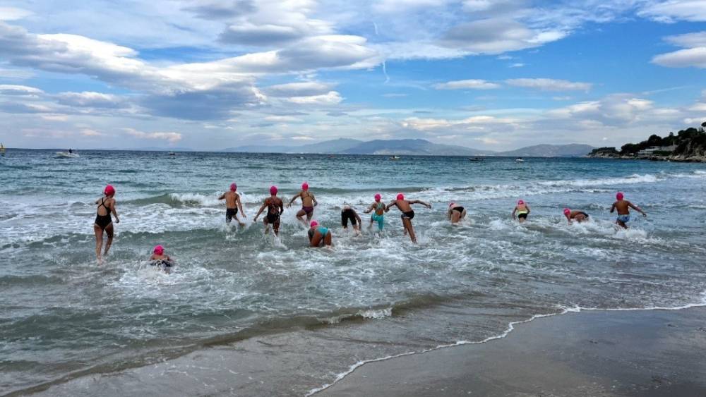 Kuşadası&rsquo;nda kula&ccedil;lar kız &ouml;ğrencilerin eğitimi i&ccedil;in atıldı
