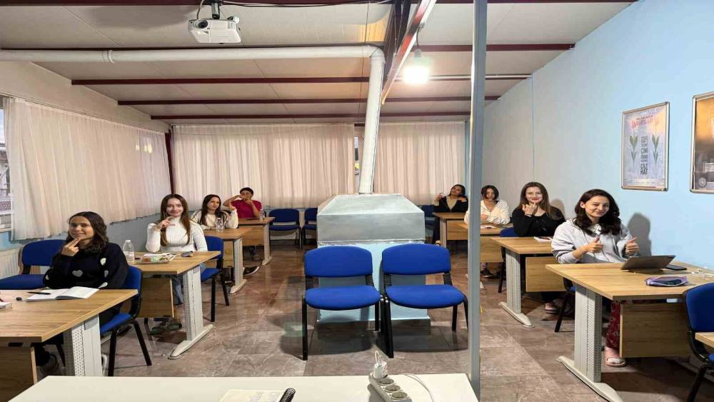 Hem konaklıyorlar hem açılan kurslarla kendilerini geliştiriyorlar