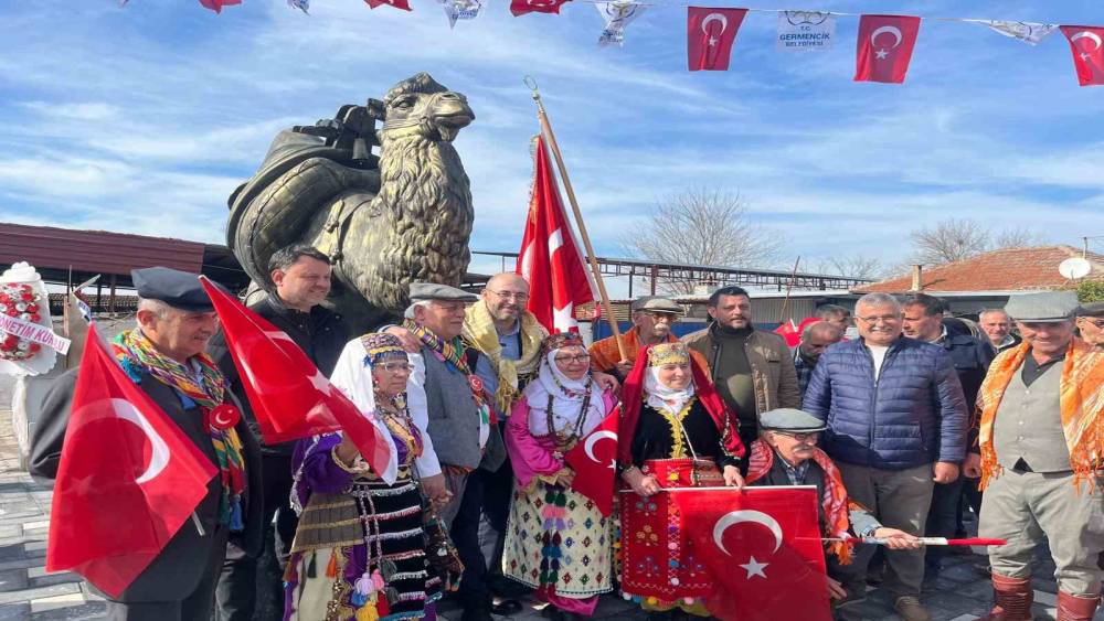 Başkan Zencirci&rsquo;den devesiyle &uuml;nl&uuml; Turanlar&rsquo;a deve heykeli