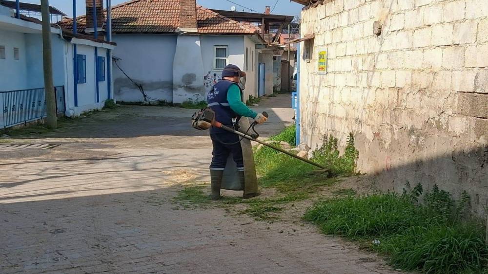 Efeler Belediyesi&rsquo;nin yeşil alan &ccedil;alışmaları s&uuml;r&uuml;yor
