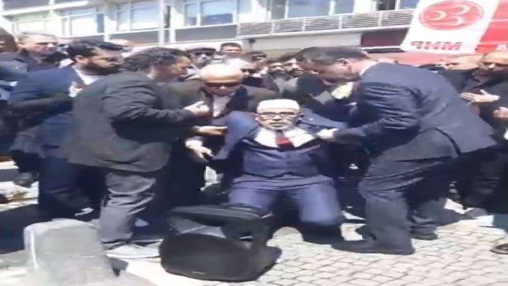 Başbuğ Türkeş’i anma programında dua eden imam bayıldı