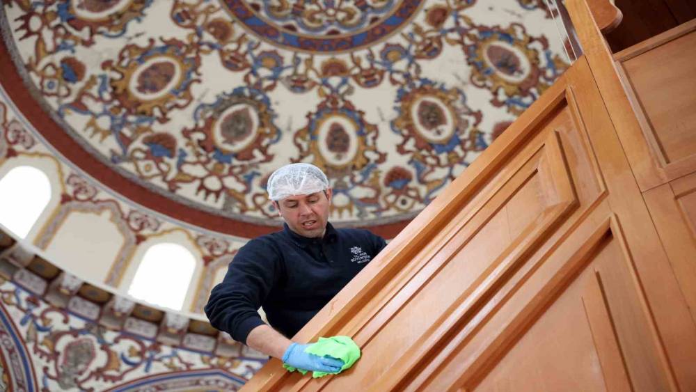 B&uuml;y&uuml;kşehir camilerde temizlik &ccedil;alışmalarını s&uuml;rd&uuml;r&uuml;yor
