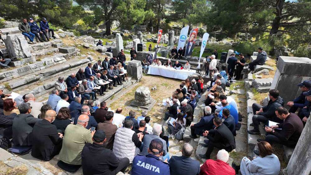 S&ouml;ke&rsquo;de tarihin kalbi Priene&rsquo;de meclis toplantısı yapıldı

