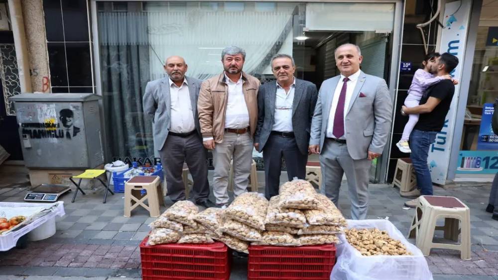 Başkan Kaya, İncirliova K&ouml;yl&uuml; Pazarı&rsquo;nda esnaf ve vatandaşlarla buluştu
