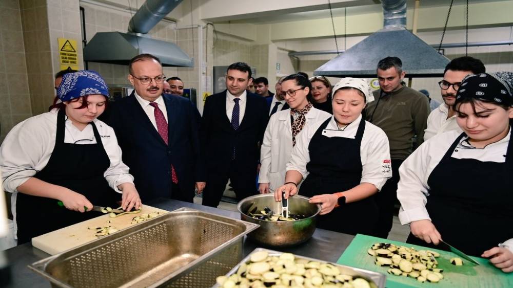 Vali Canbolat&rsquo;tan mesleki eğitime yakın takip