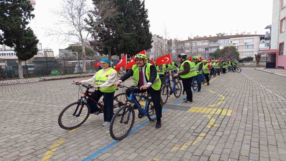 Bayrak i&ccedil;in pedal &ccedil;evirdiler