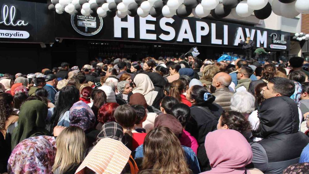 Aydın&rsquo;da &rsquo;indirimli eşya&rsquo; izdihamı: Ezilen ve bayılan vatandaşlar hastaneye kaldırıldı
