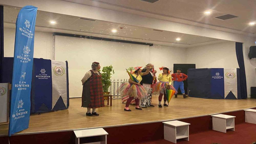 Başkan &Ccedil;er&ccedil;ioğlu, İncirliova&rsquo;da &ccedil;ocukları tiyatro ile buluşturdu
