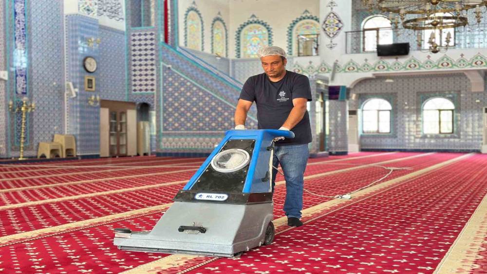 Büyükşehir ekipleri bayram öncesi camileri temizledi
