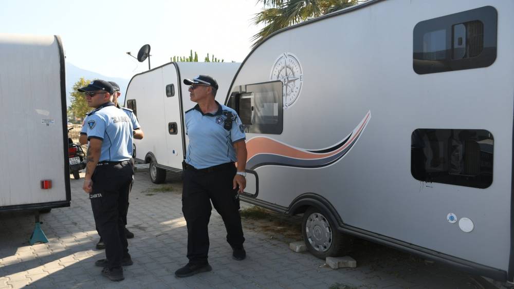 KUŞADASI’NDA ZABITA EKİPLERİNDEN ÇADIR VE KARAVAN DENETİMİ