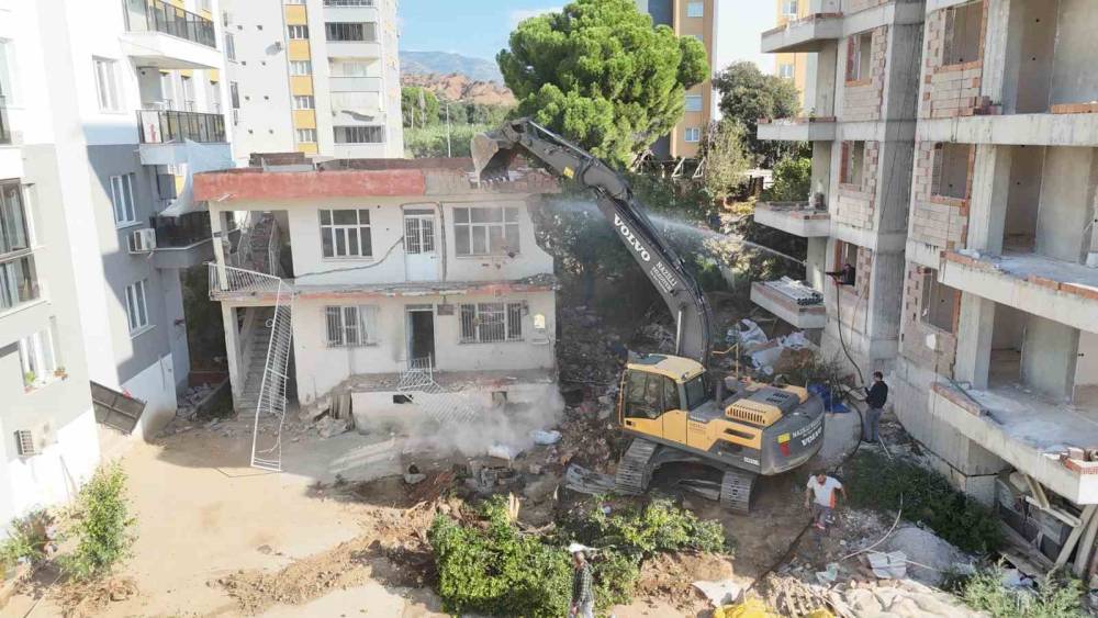 Metruk bina yıkıldı, trafik rahatlayacak
