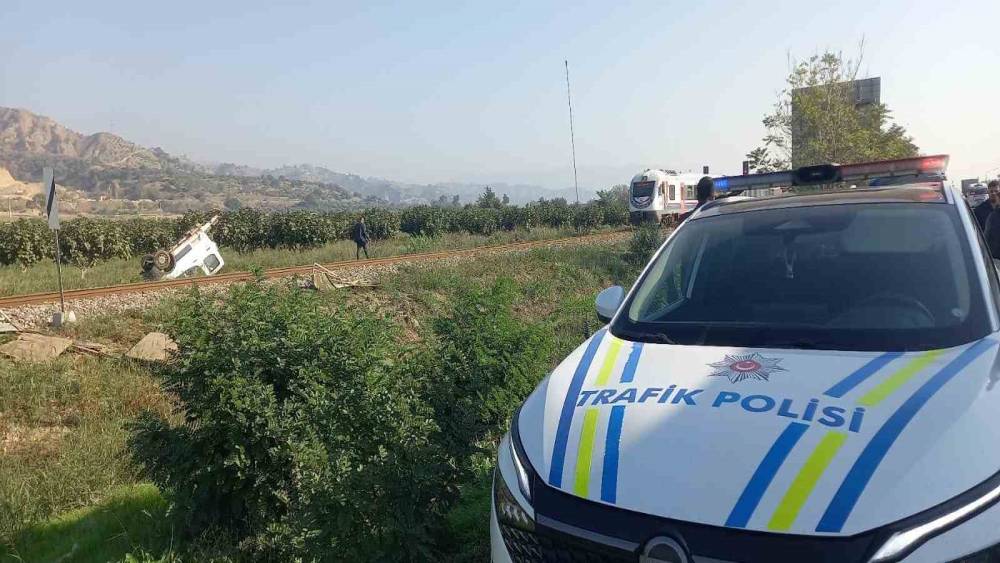 Trenin çarptığı kamyonet ikiye bölündü: 1 yaralı
