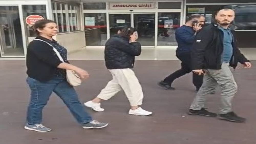 Yaşından büyük cezası olan kadın hırsız kameraları görünce yüzünü gizlemeye çalıştı
