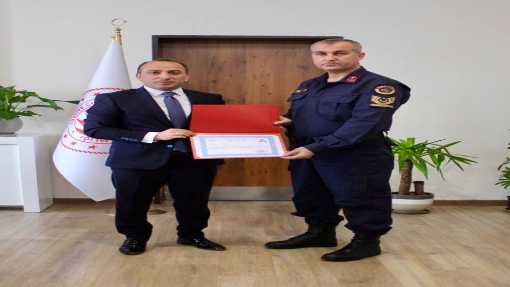 &Ccedil;İNE KAYMAKAMI ERDOĞAN&rsquo;DAN JANDARMA PERSONELİNE BAŞARI BELGESİ