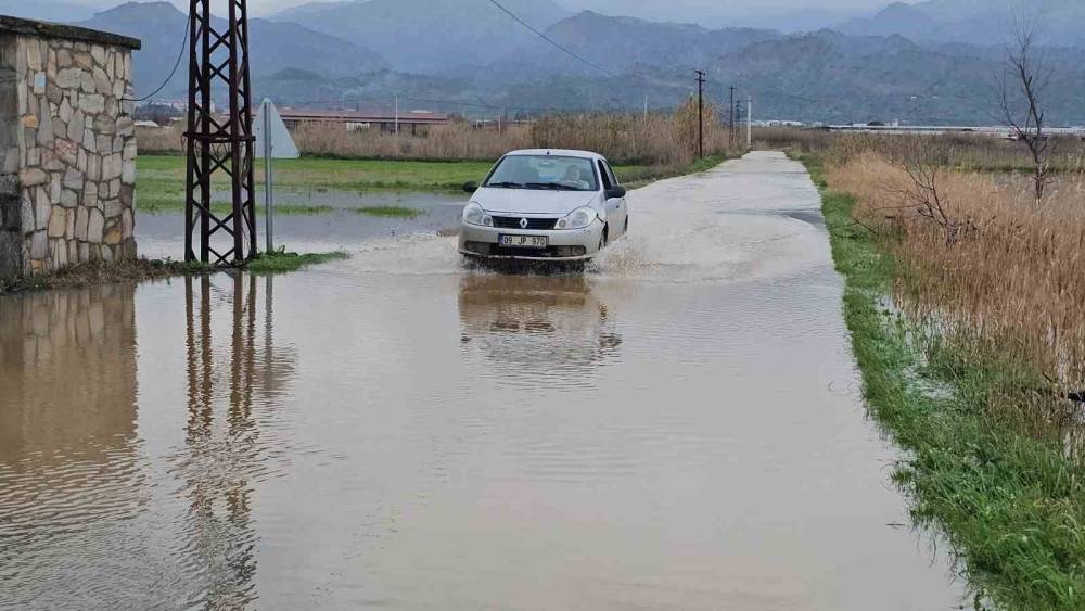 Sultanhisar&rsquo;da kurutma kanalı taştı, tarım arazileri g&ouml;le d&ouml;nd&uuml;