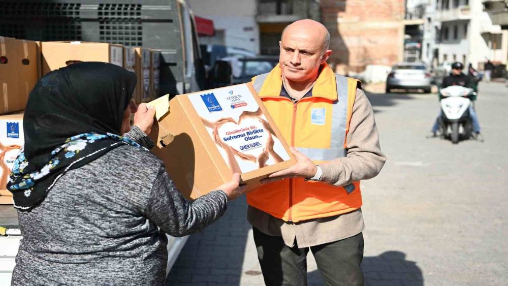 Kuşadası Belediyesi&rsquo;nden 3 bin 500 aileye Ramazan yardımı
