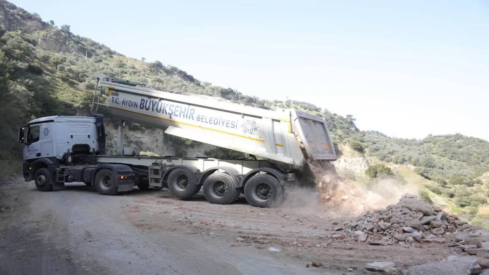 İncirliova&rsquo;da &ccedil;&ouml;kme yaşanan yolda &ccedil;alışmalar s&uuml;r&uuml;yor