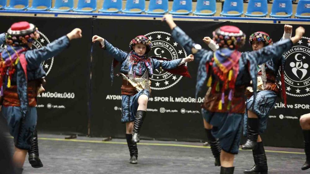 Halk oyunları ekipleri birincilik i&ccedil;in ter d&ouml;kt&uuml;