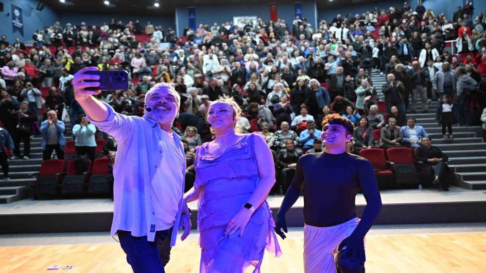 BAŞKAN &Ccedil;ER&Ccedil;İOĞLU, DİDİM VE NAZİLLİ&rsquo;DE VATANDAŞLARI TİYATRO İLE BULUŞTURDU